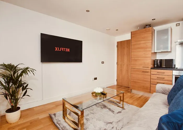 King Deluxe City Apt Large Balcony& Free Parking!